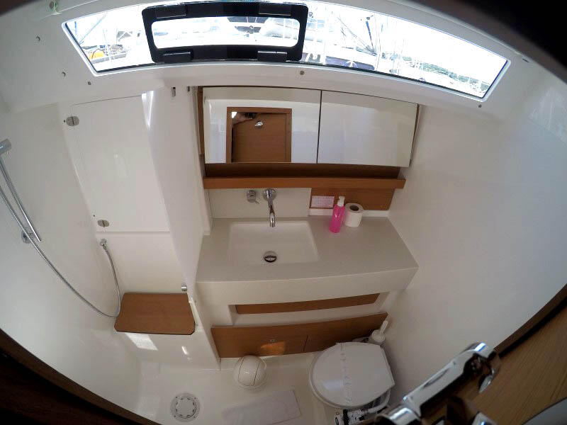 Sailing yacht 