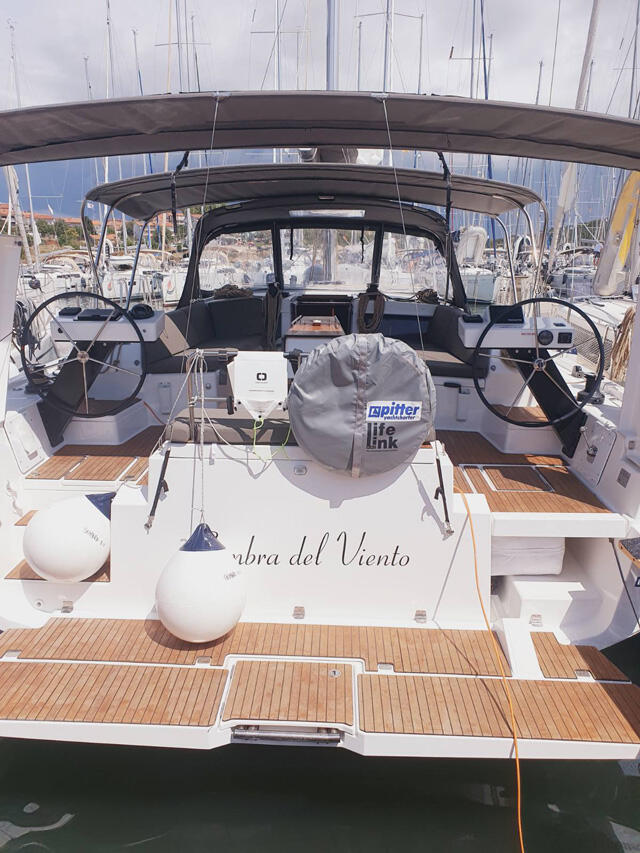 Sailing yacht 
