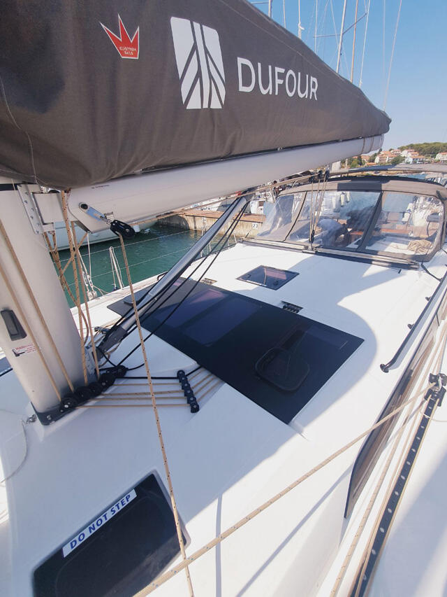 Sailing yacht 