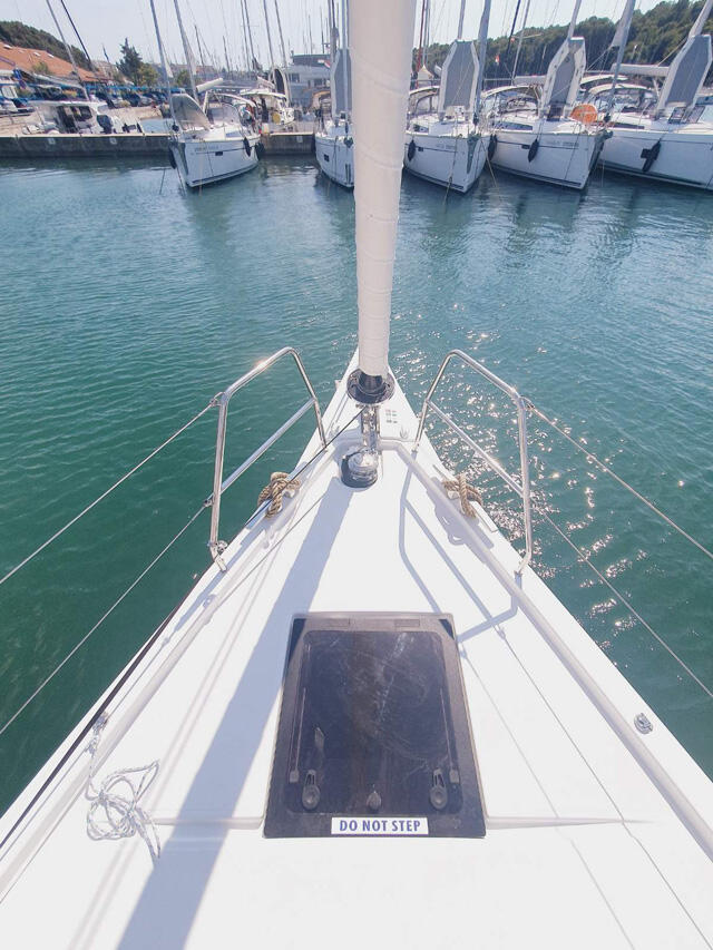 Sailing yacht 