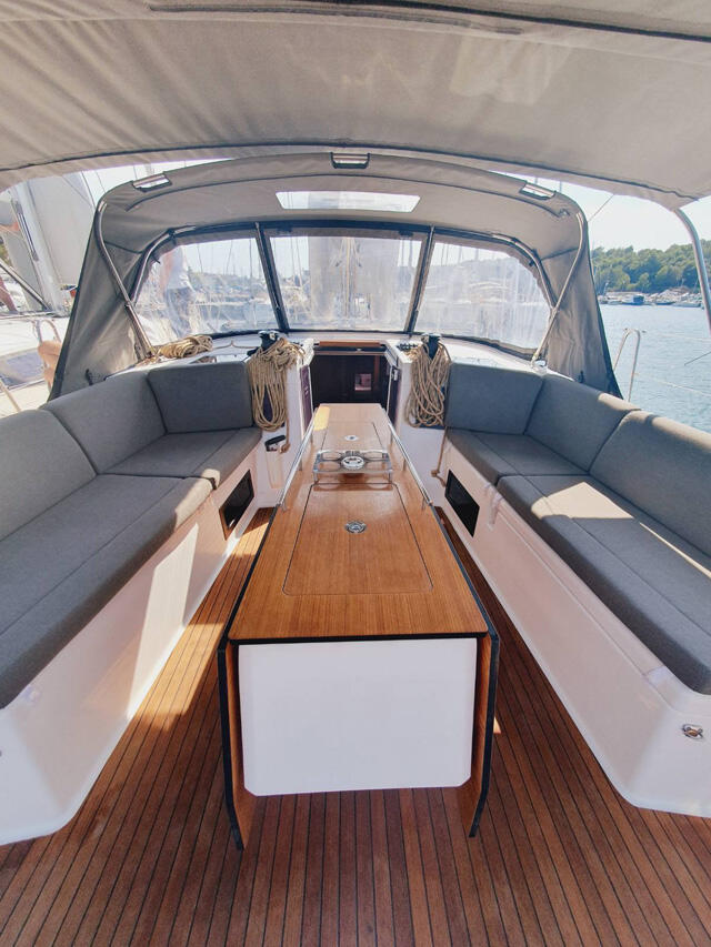 Sailing yacht 