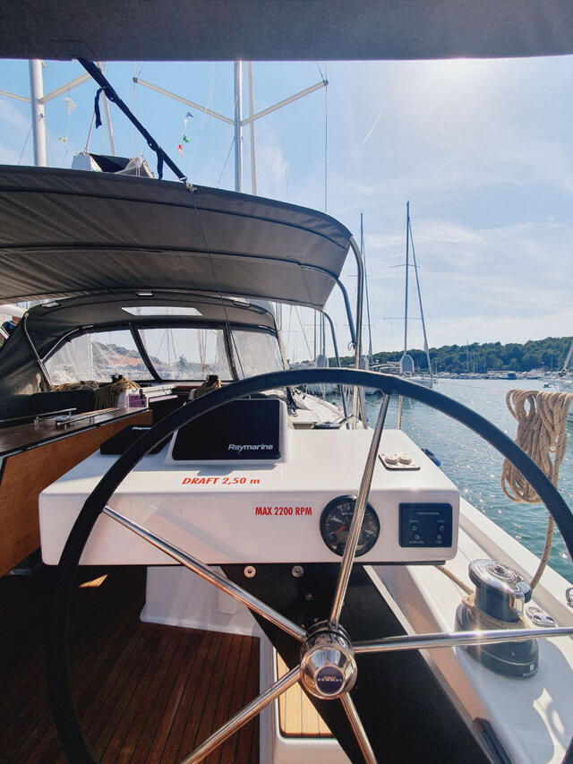 Sailing yacht 