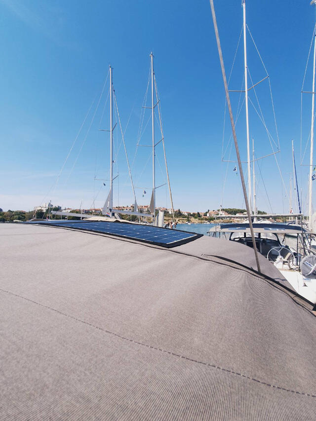Sailing yacht 