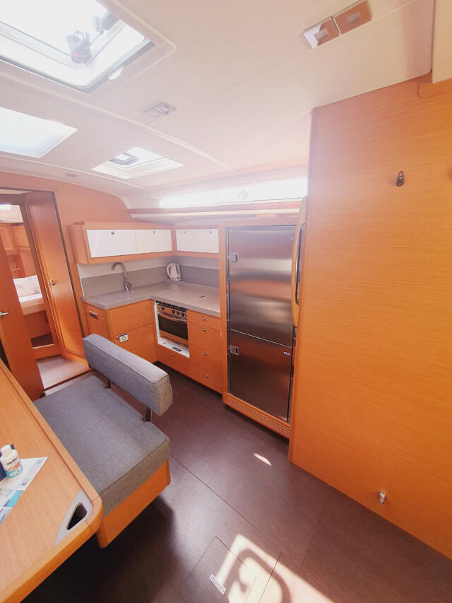 Sailing yacht 