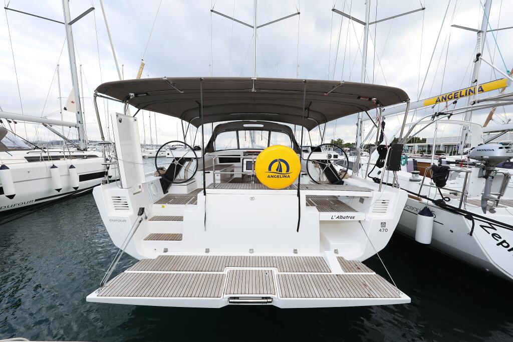 Sailing yacht 