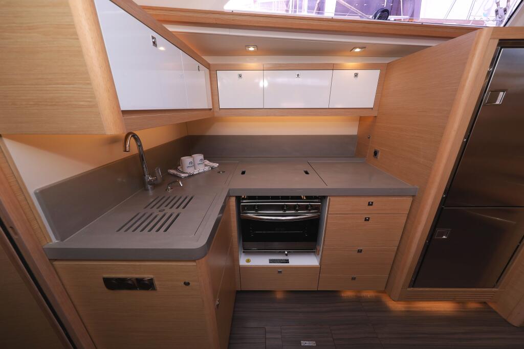 Sailing yacht 