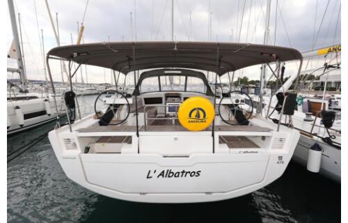 Sailing yacht 
