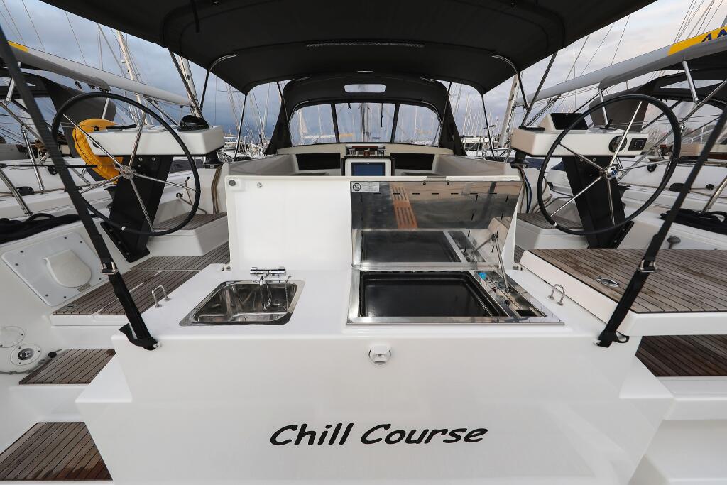 Sailing yacht 