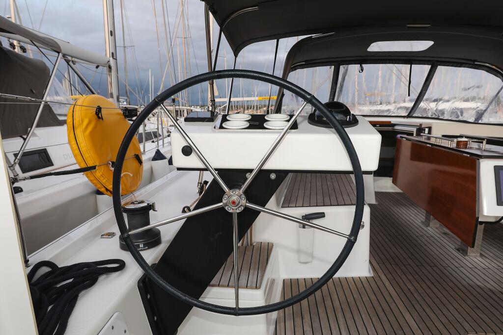 Sailing yacht 