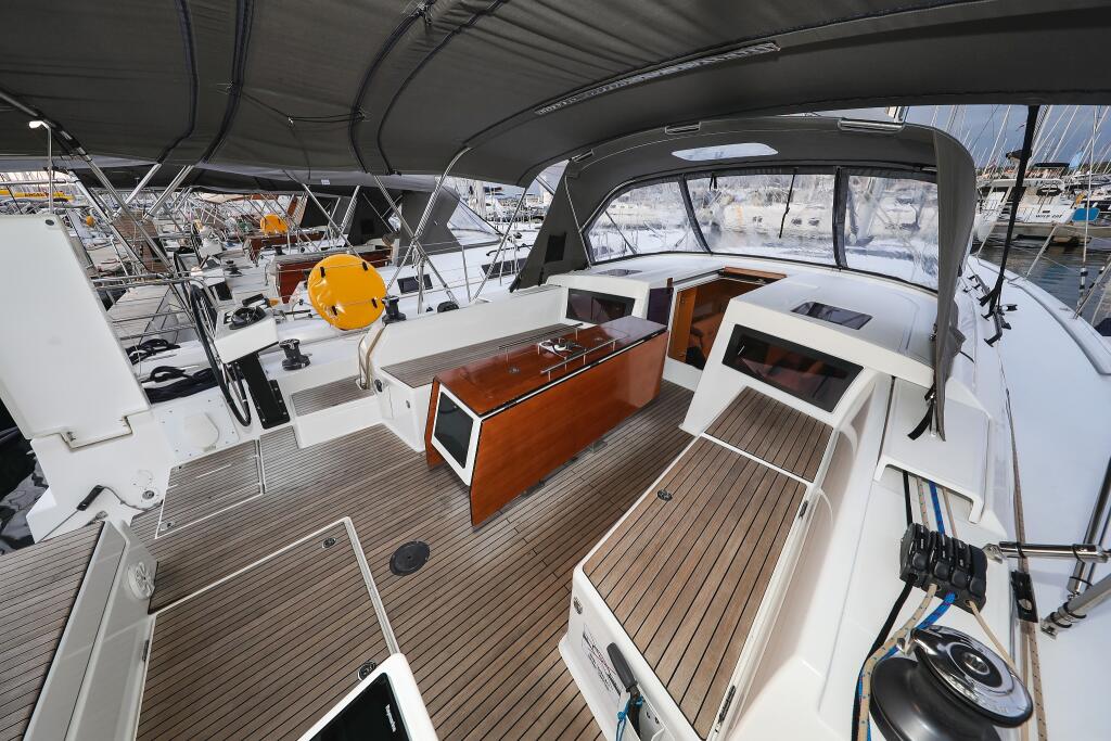Sailing yacht 