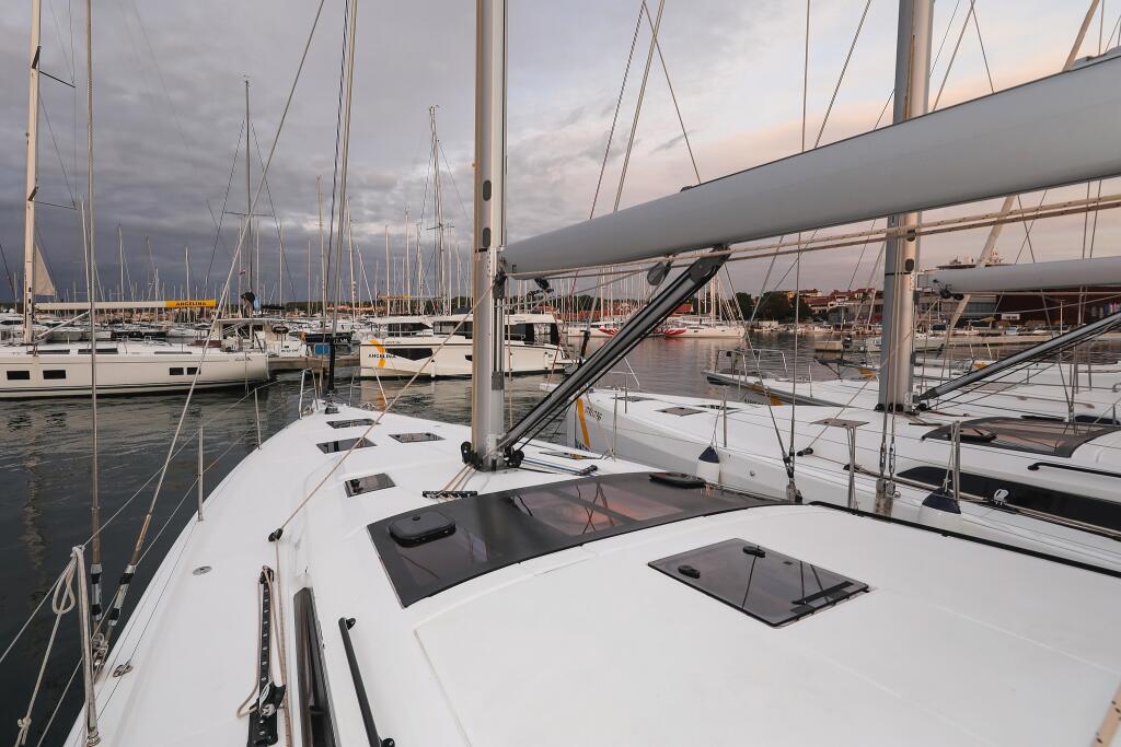 Sailing yacht 