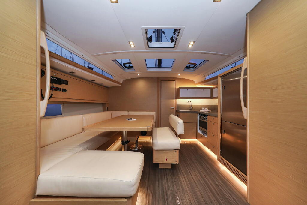 Sailing yacht 