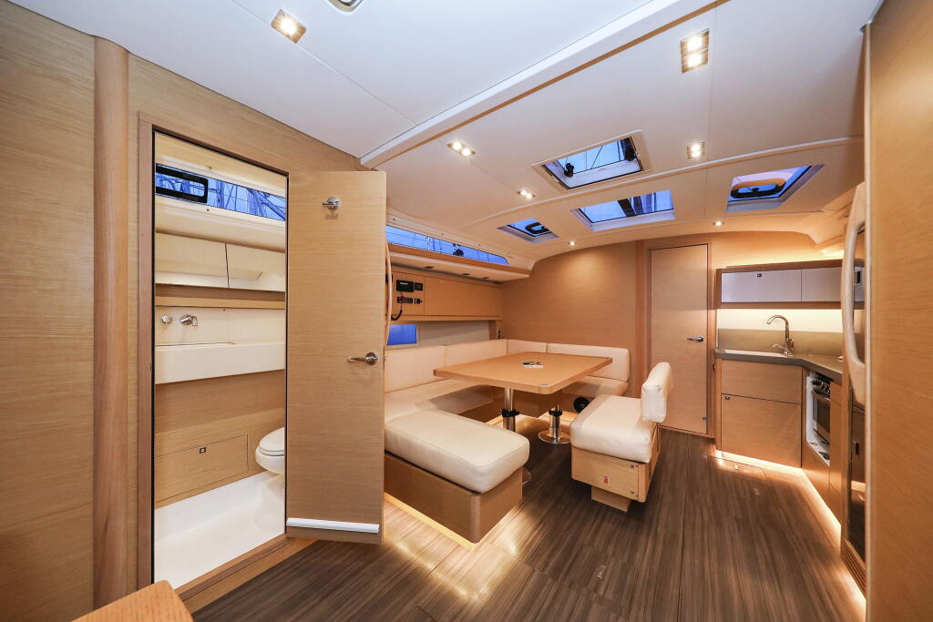 Sailing yacht 