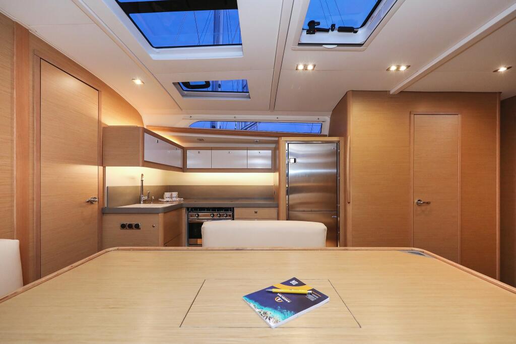 Sailing yacht 