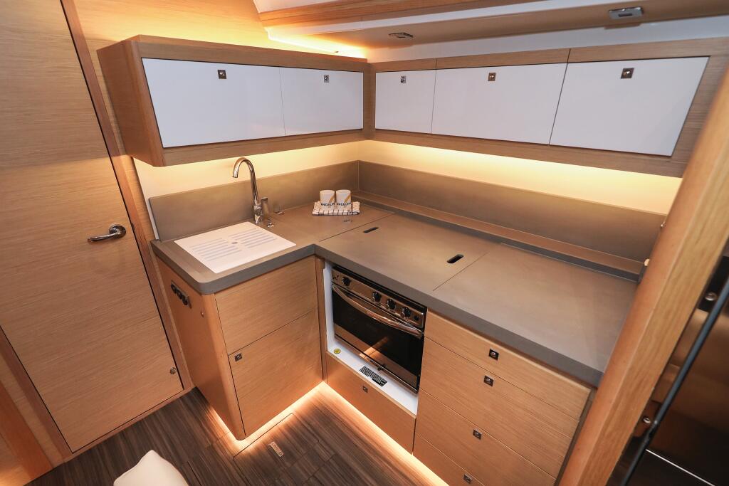 Sailing yacht 