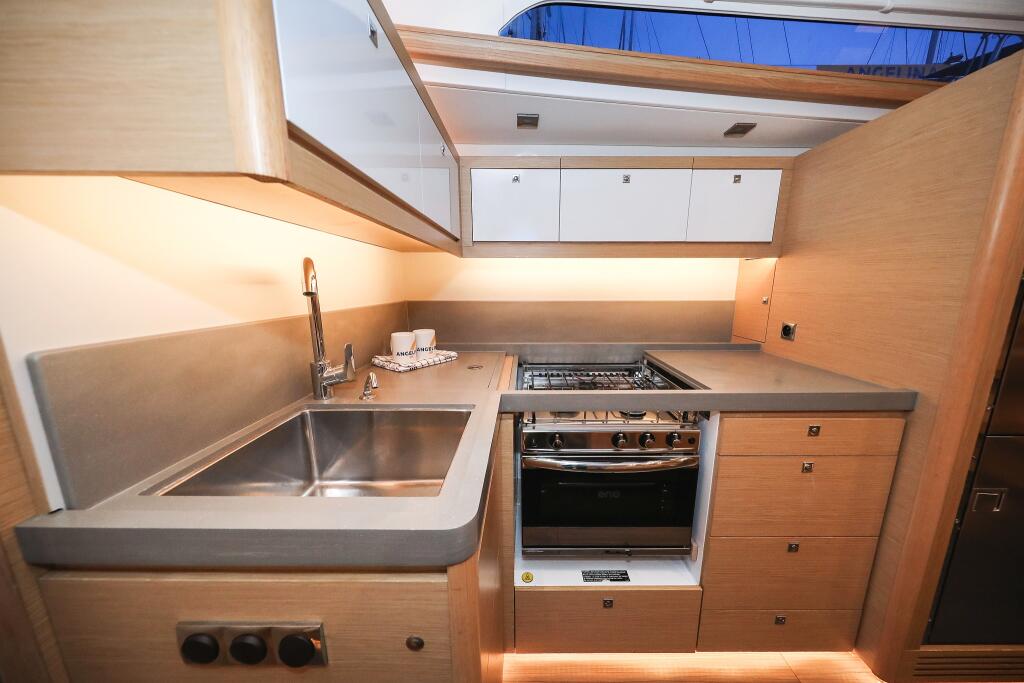 Sailing yacht 