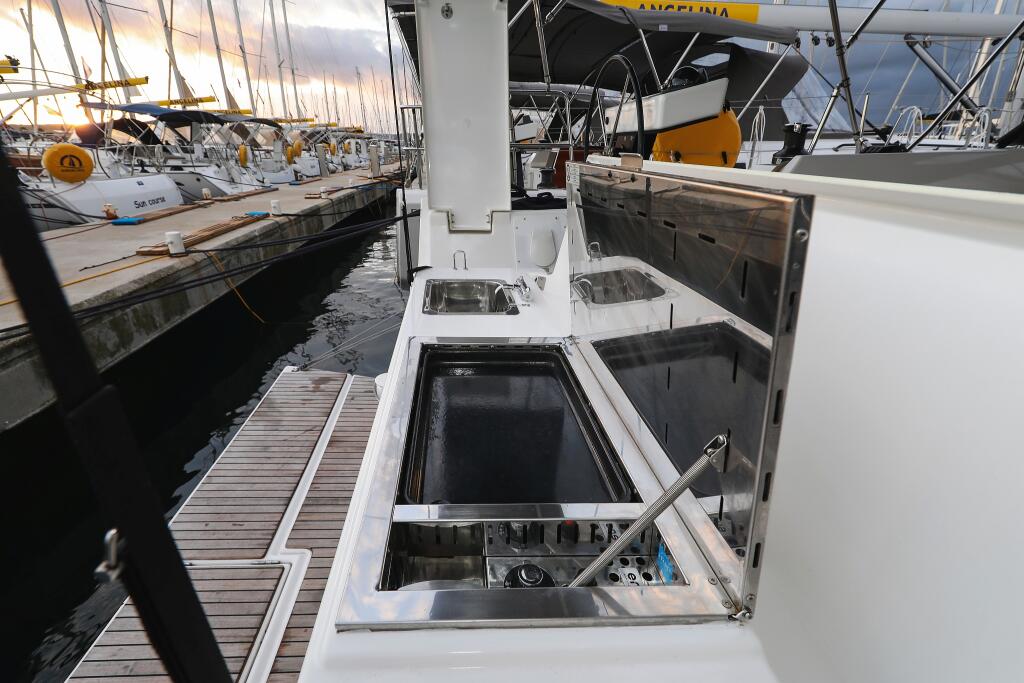 Sailing yacht 