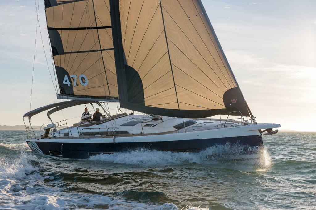 Sailing yacht 