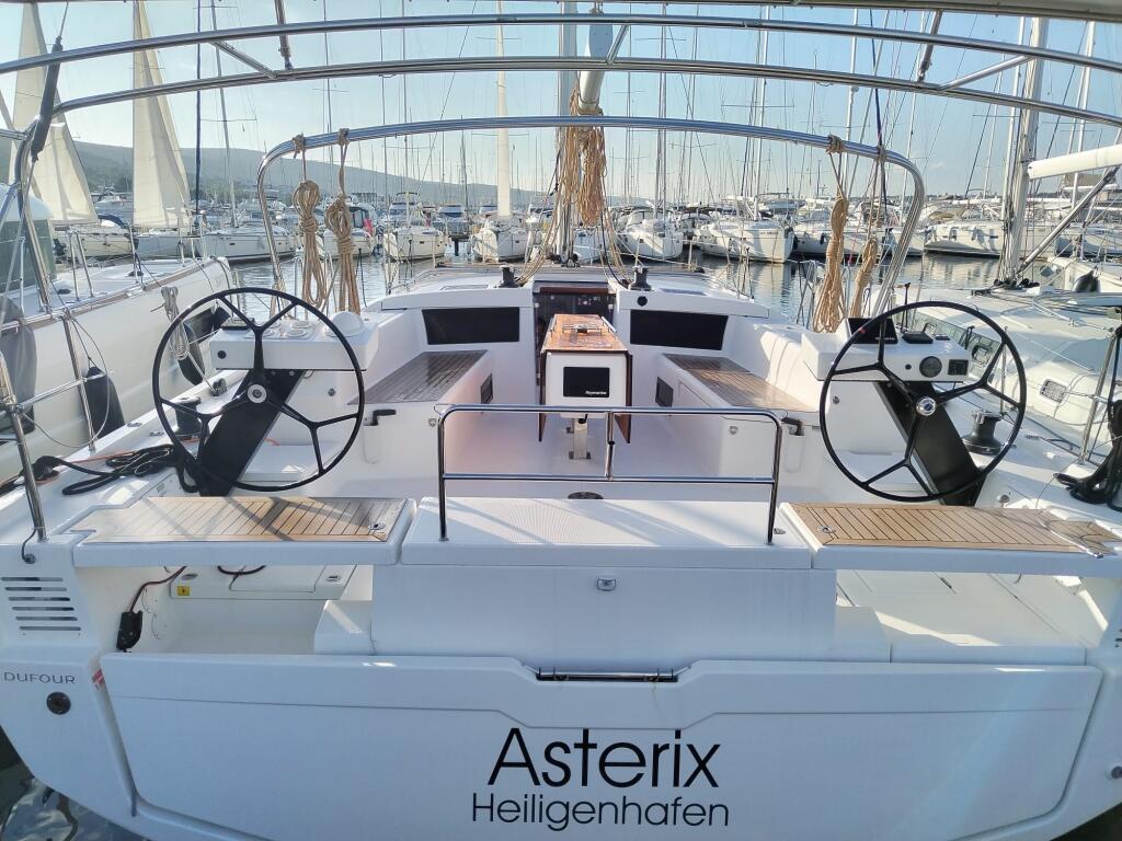Sailing yacht 