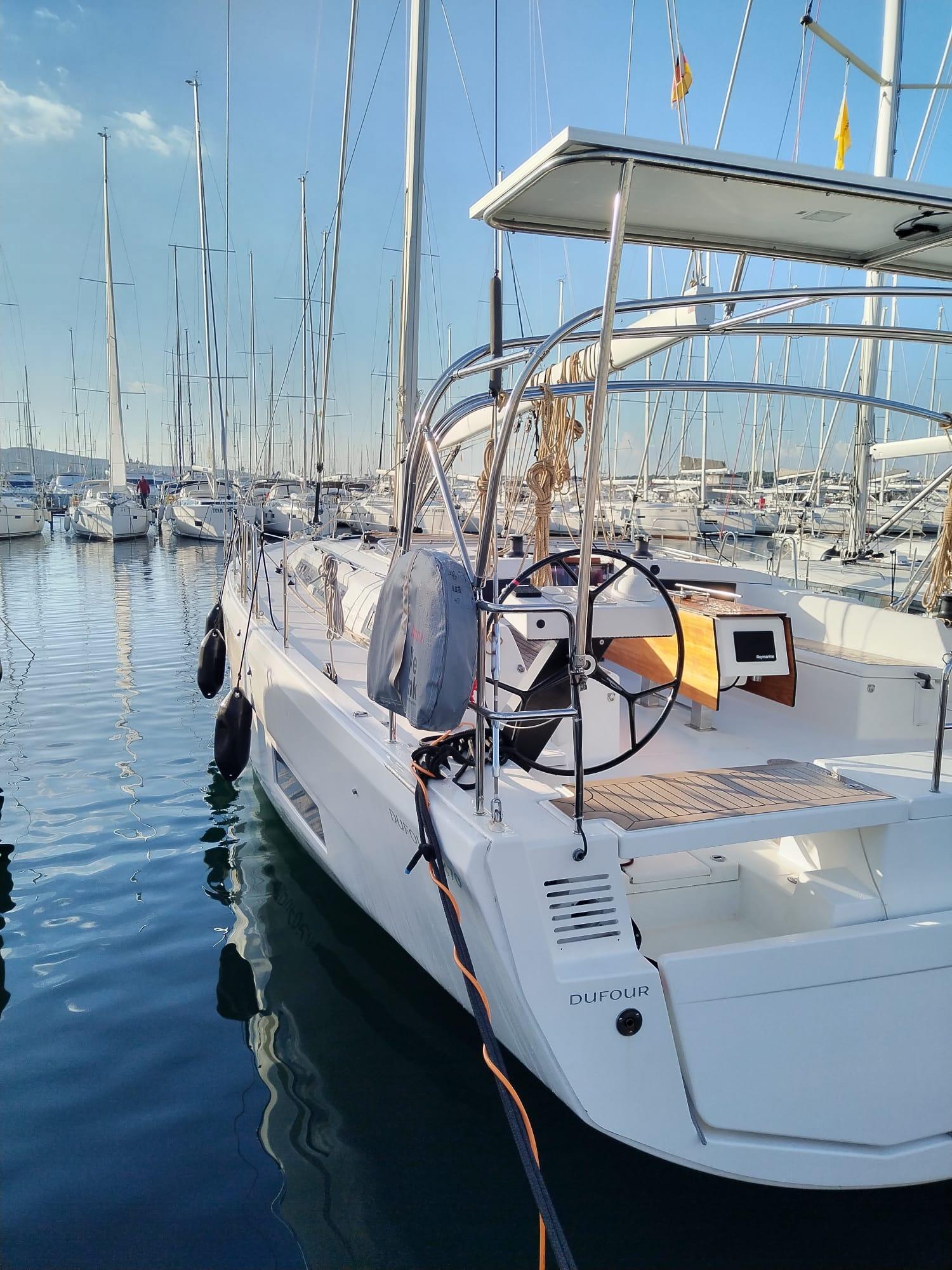 Sailing yacht 