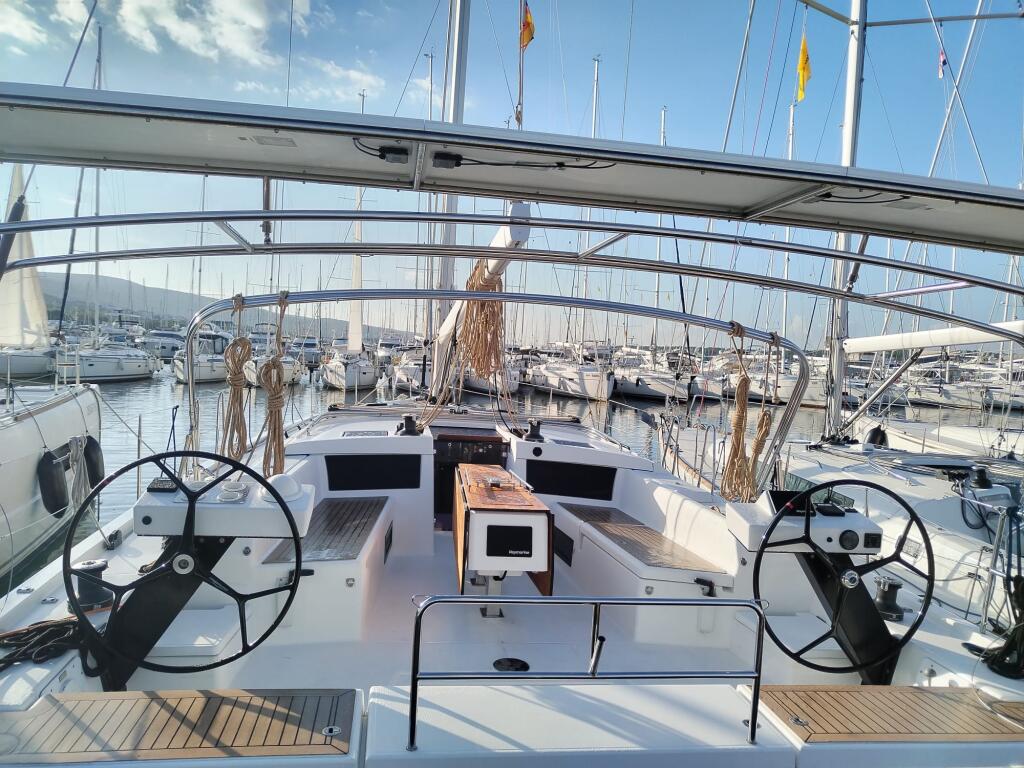 Sailing yacht 