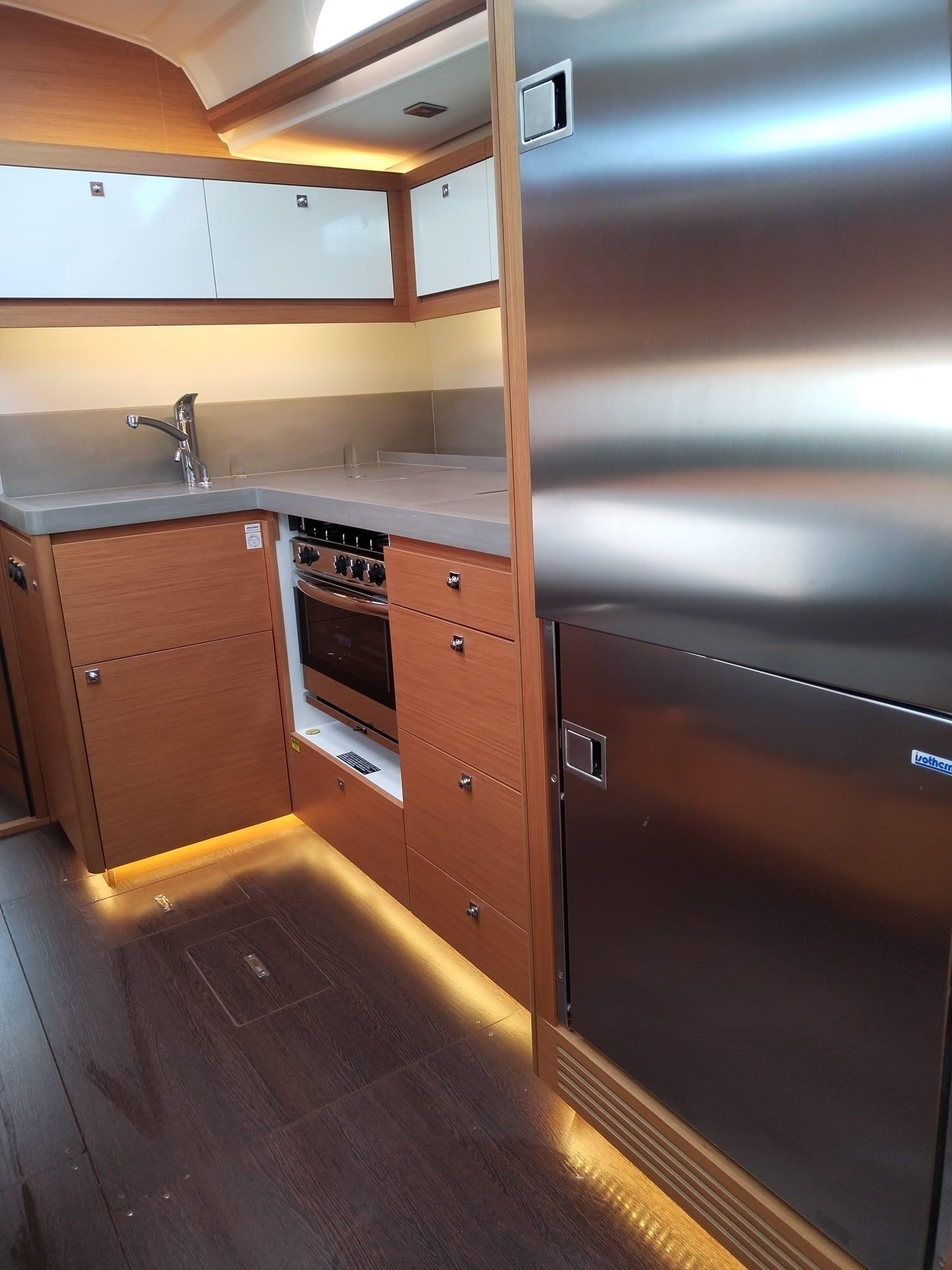 Sailing yacht 