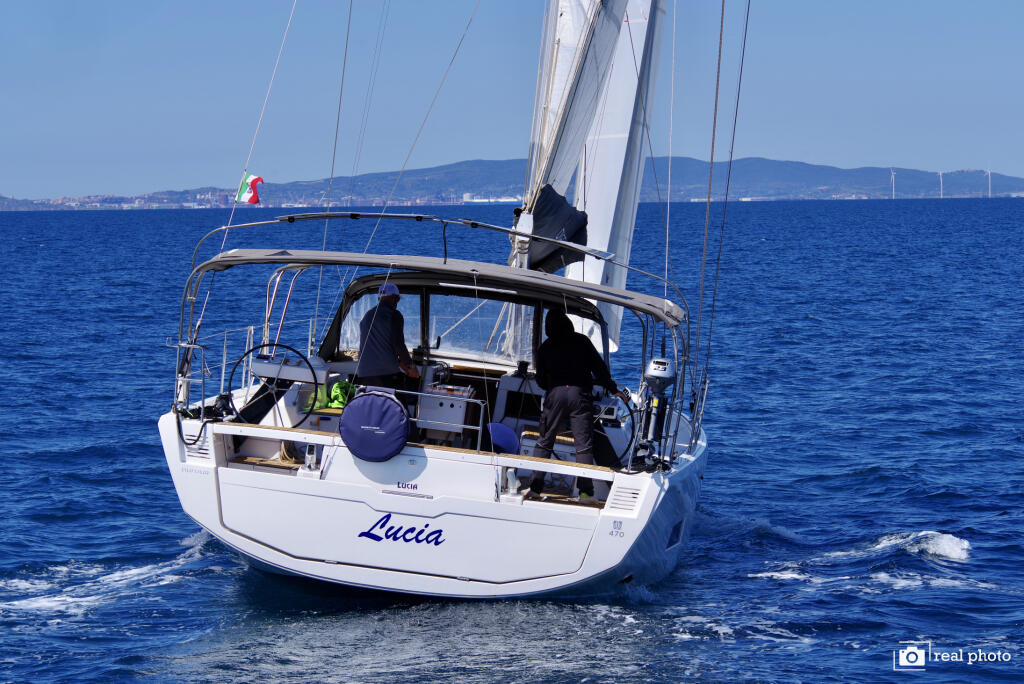 Sailing yacht 