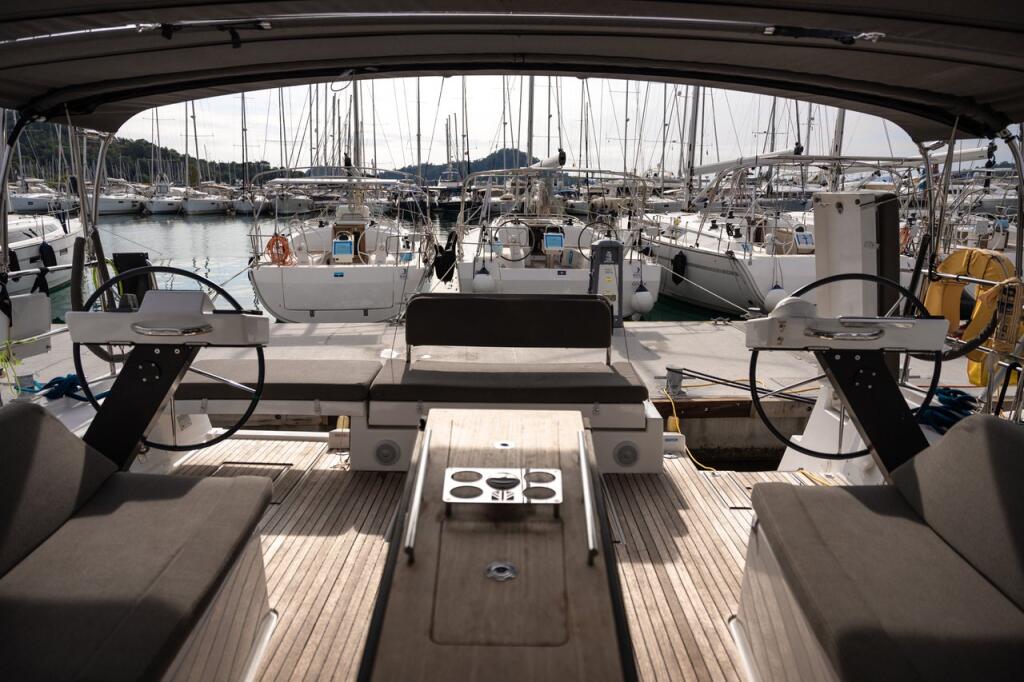 Sailing yacht 