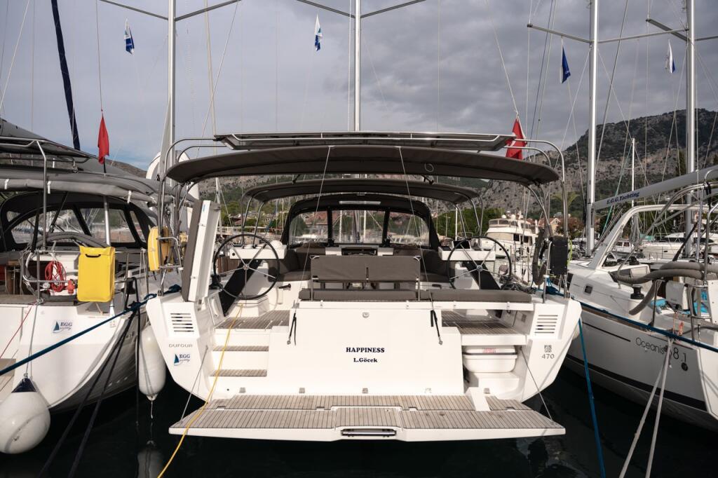 Sailing yacht 