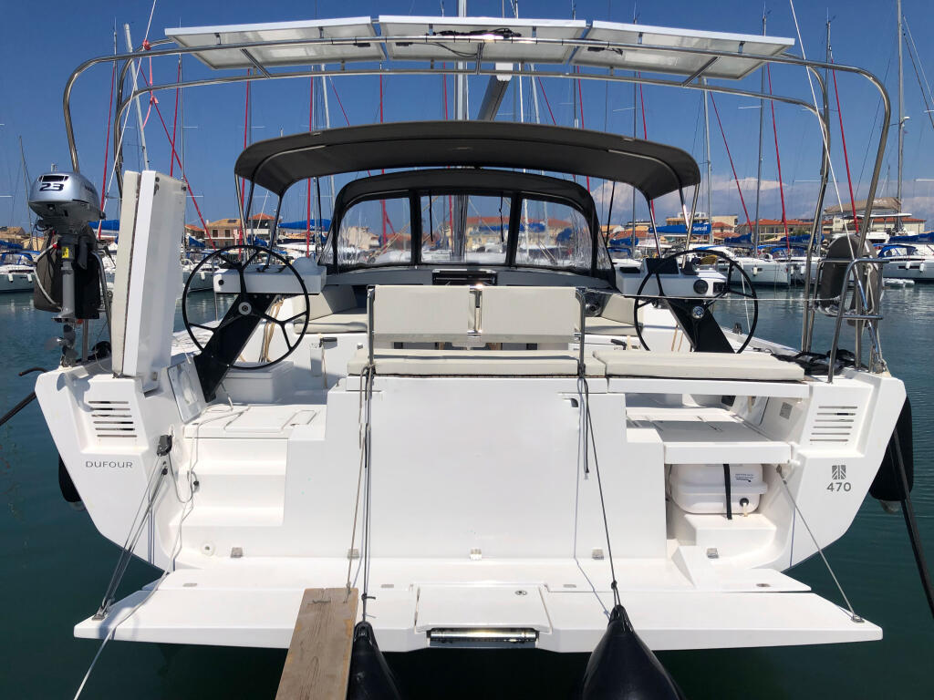 Sailing yacht 