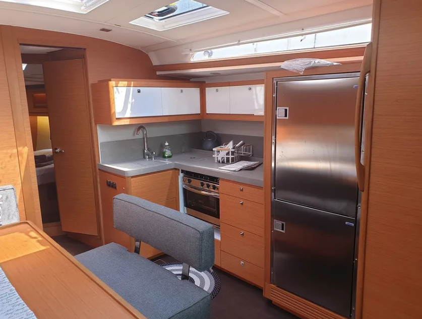 Sailing yacht 