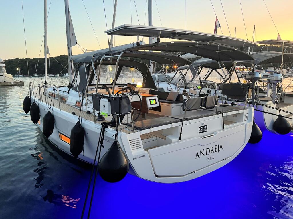 Sailing yacht 