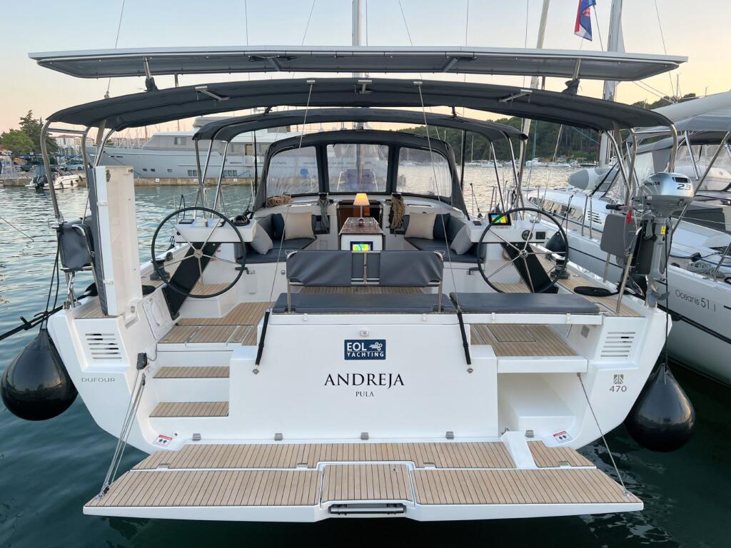Sailing yacht 