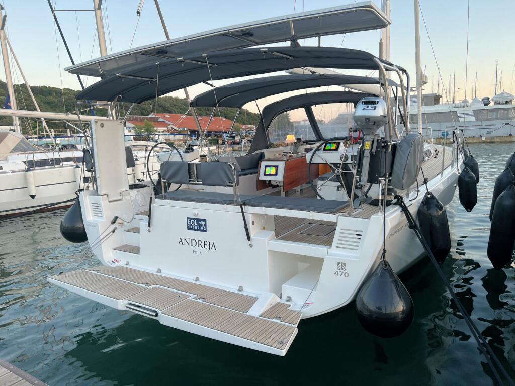 Sailing yacht 