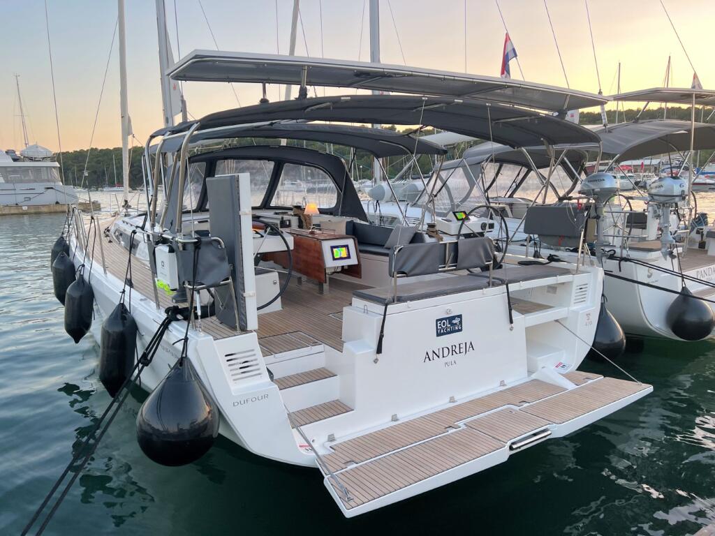 Sailing yacht 