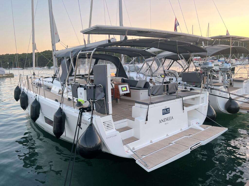 Sailing yacht 