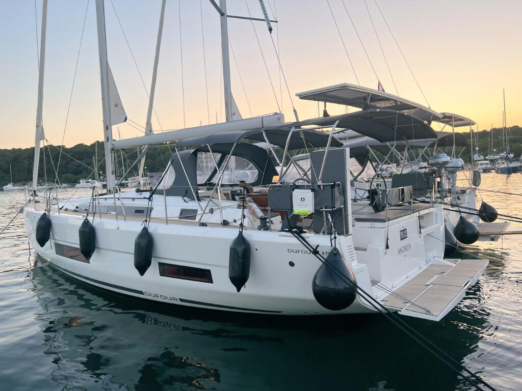 Sailing yacht 