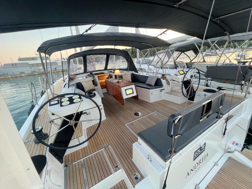 Sailing yacht 