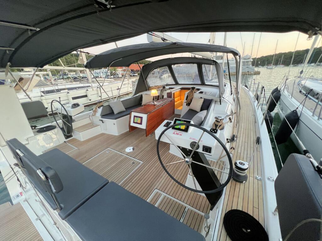 Sailing yacht 