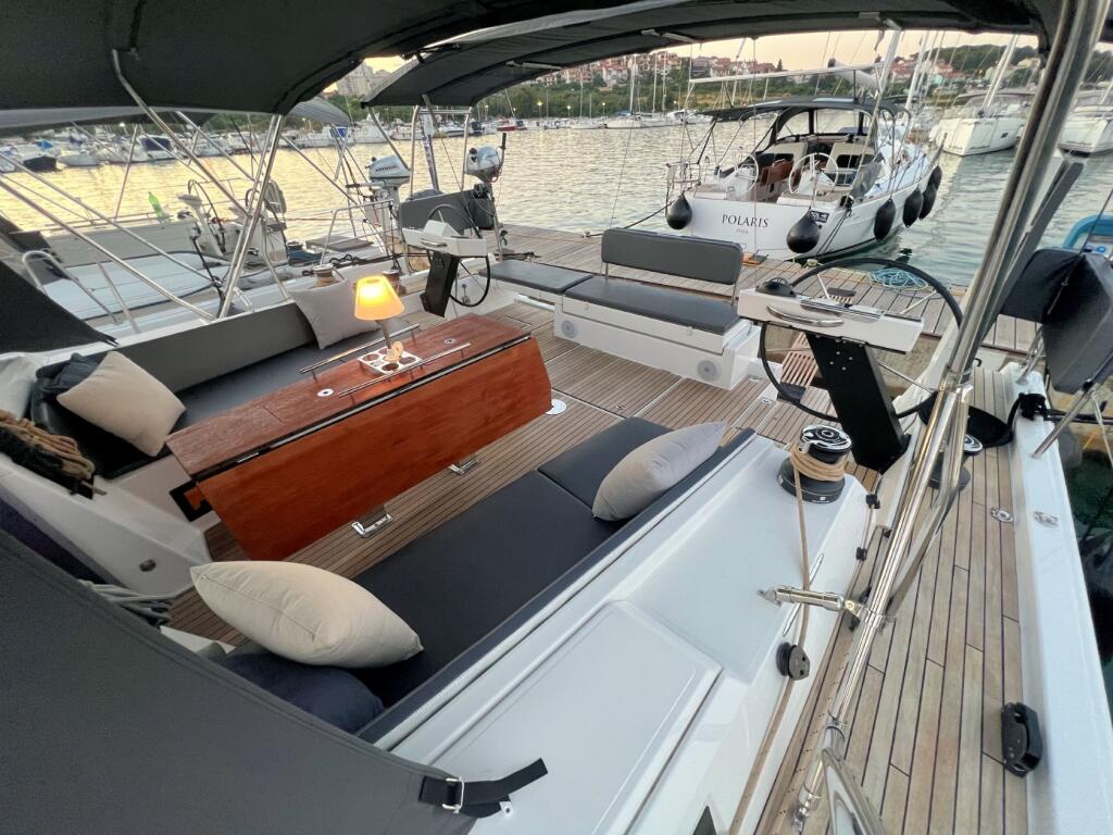 Sailing yacht 