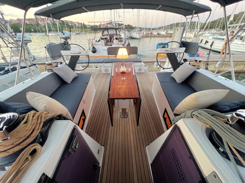 Sailing yacht 