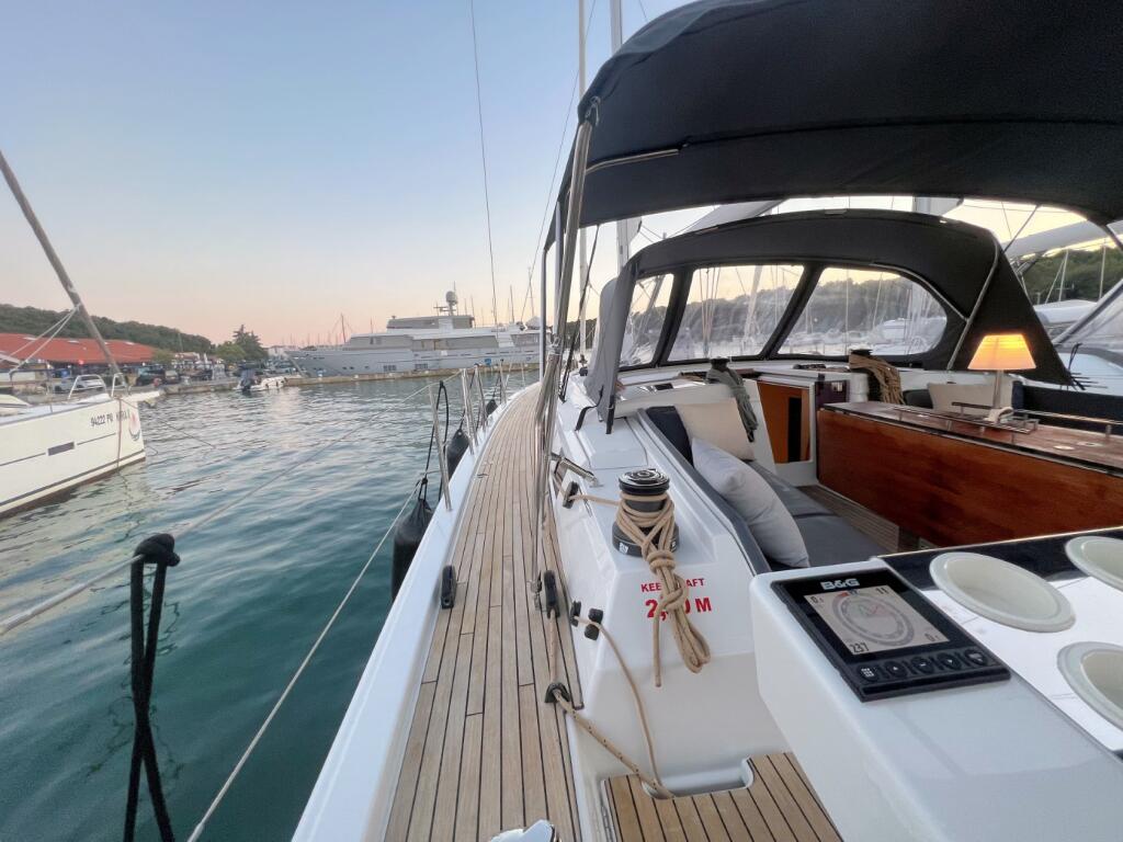 Sailing yacht 