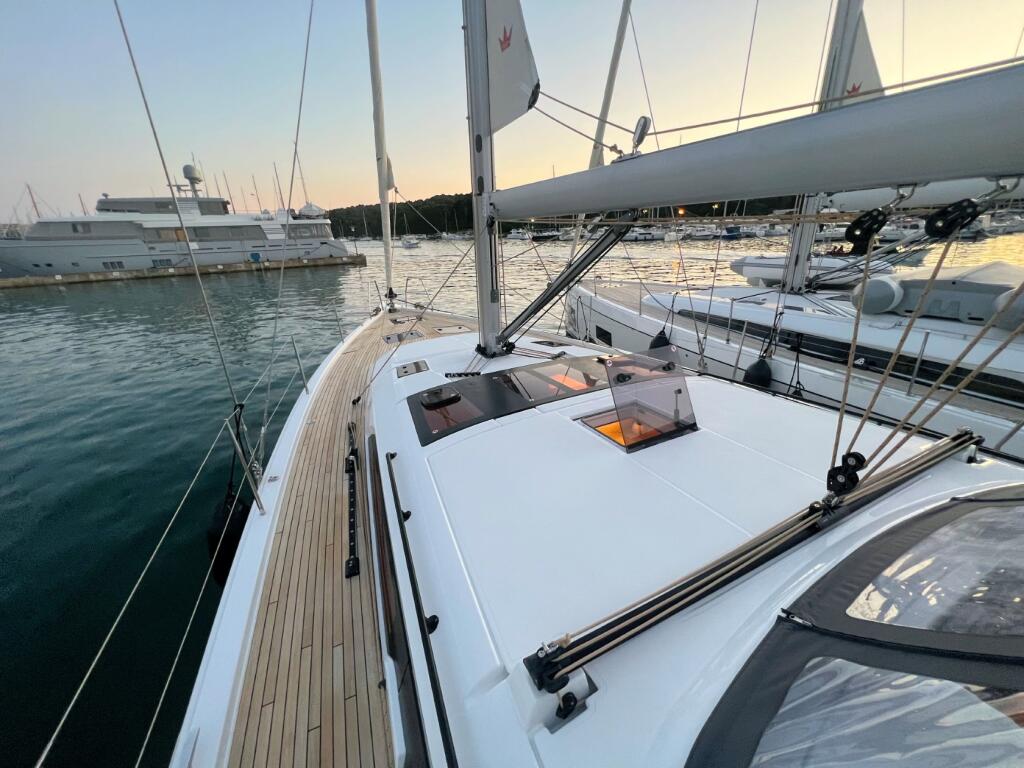 Sailing yacht 