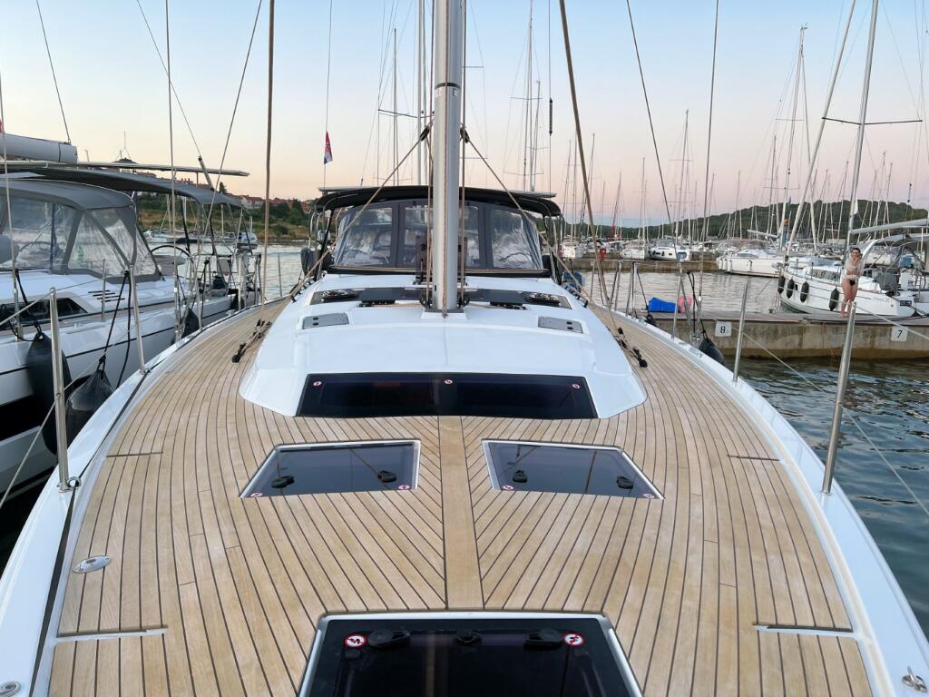 Sailing yacht 