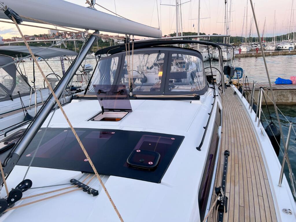 Sailing yacht 