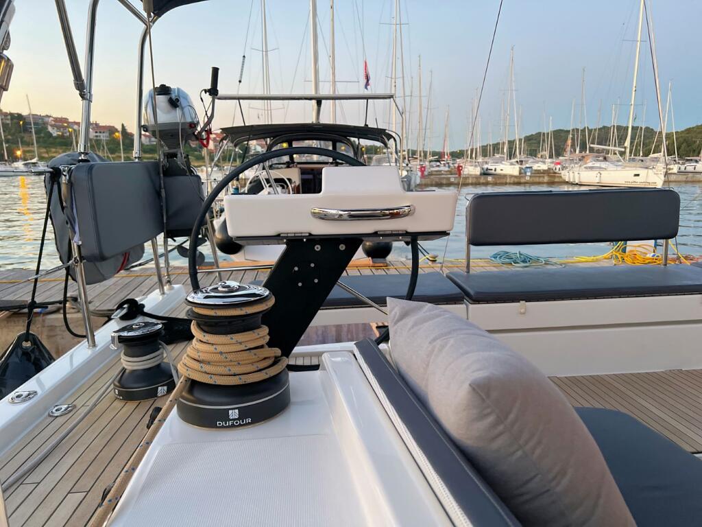 Sailing yacht 