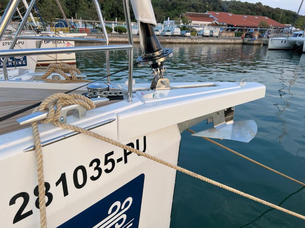 Sailing yacht 