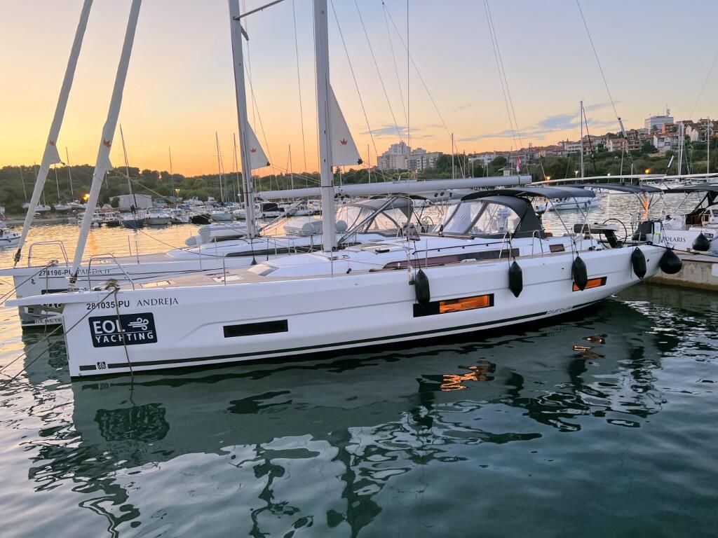 Sailing yacht 