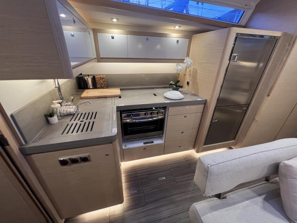 Sailing yacht 