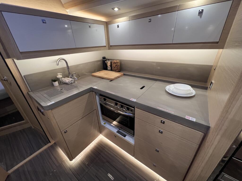 Sailing yacht 